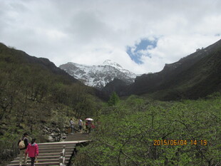 山间栈道赏景的游客