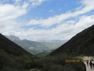 山间美景 蓝天白云伴行人