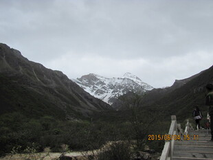山间步道与远处雪山景观