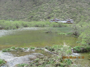山间清澈小池塘景色