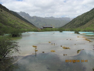 山间碧湖 水中标识点点