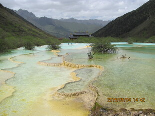 梦幻五彩的山间温泉景观