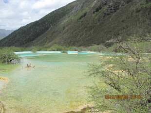 山间清澈碧绿的美丽湖泊