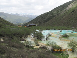 山间多彩溪流美景