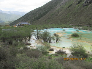 五彩斑斓的山间湖泊景观