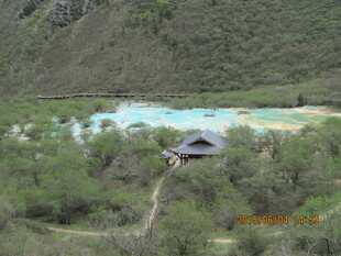 山间彩池旁的静谧小屋