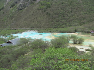 山间多彩湖泊与绿植景观