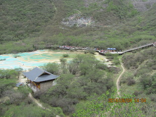 山间小屋旁的多彩池景