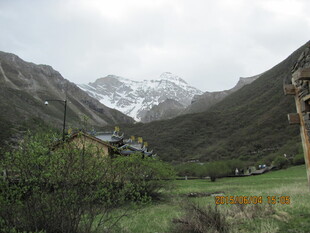 山间美景 远处雪山覆顶