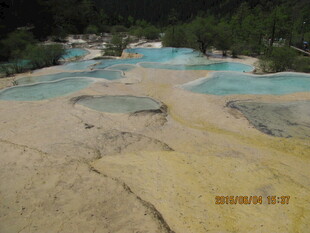 五彩斑斓的天然温泉池