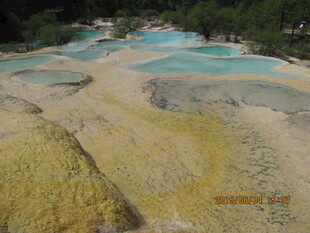 五彩斑斓的钙化池景观