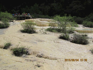 山间沙地与零星植被景观