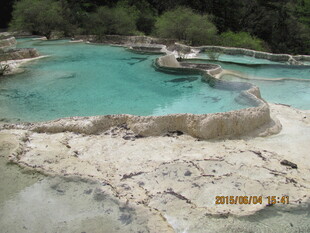 梦幻蓝绿色钙化池景观