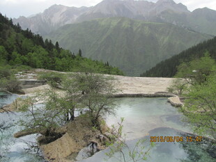 山间溪流上的古朴石桥