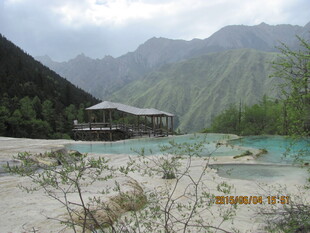 山间蓝湖旁的古朴小屋