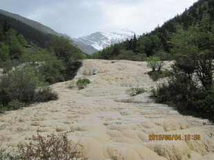 山间泥沙流淌景观