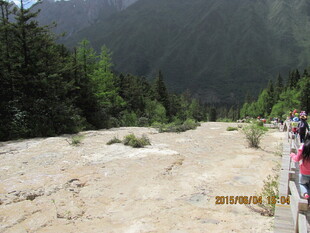 山间河滩处的人群风景