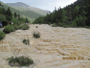 山间壮丽的黄色钙化地貌