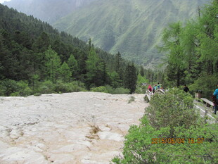 山间湍急河流与徒步人群