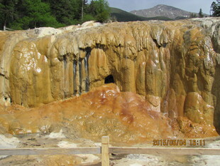 五彩斑斓的天然钙化瀑布