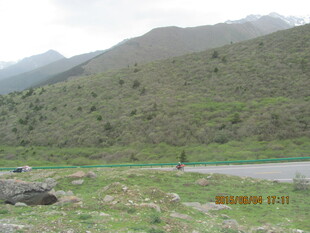 山间公路旁的开阔自然景致