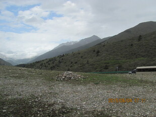 山间碎石地与远处山峦