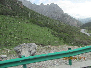 山间公路旁的绿色护栏景观