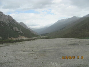 山间开阔谷地风景