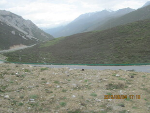 山间开阔地与远处山峦