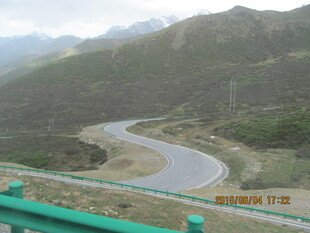 蜿蜒山间公路美景