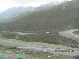 蜿蜒山间公路风景