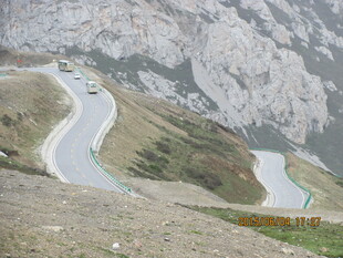 蜿蜒山路汽车穿行