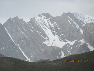 巍峨雪山壮丽景观