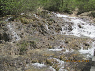 山间潺潺小瀑布