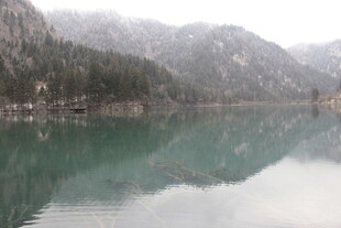 雪山下的静谧碧绿湖水