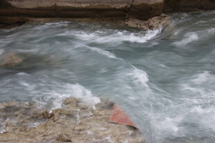 湍急溪流中的灵动水花