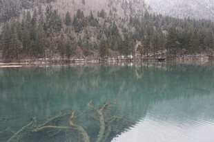 宁静湖景与远山相映成趣