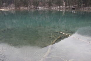清澈湖水与岸边景象