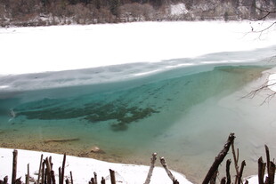 冰雪覆盖下的清澈湖水
