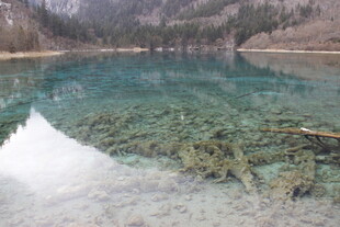 清澈幽蓝的山间静谧湖水