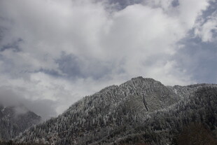 巍峨雪山云雾缭绕美景