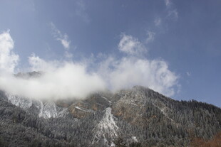 云雾缭绕的壮丽山峦