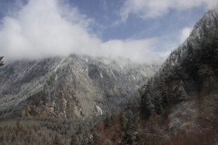 壮丽雪山山谷风景图