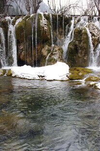 冬日冰雪覆盖的美丽瀑布