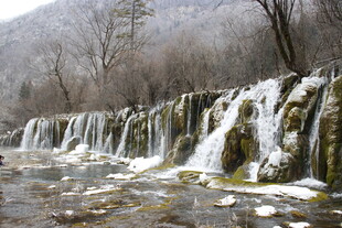 冬日冰封瀑布景观