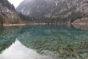 九寨沟清澈碧绿的湖水