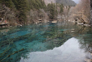 清澈幽蓝的山间静谧湖水