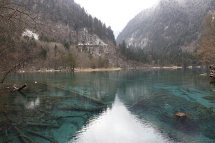 山间幽蓝清澈的静谧湖水