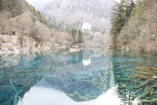 梦幻蓝湖 山林间的澄澈美景