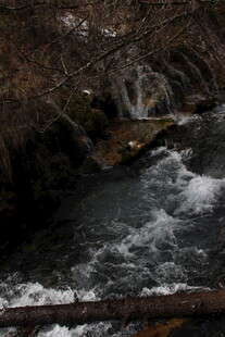 山间溪流湍急的自然景象
